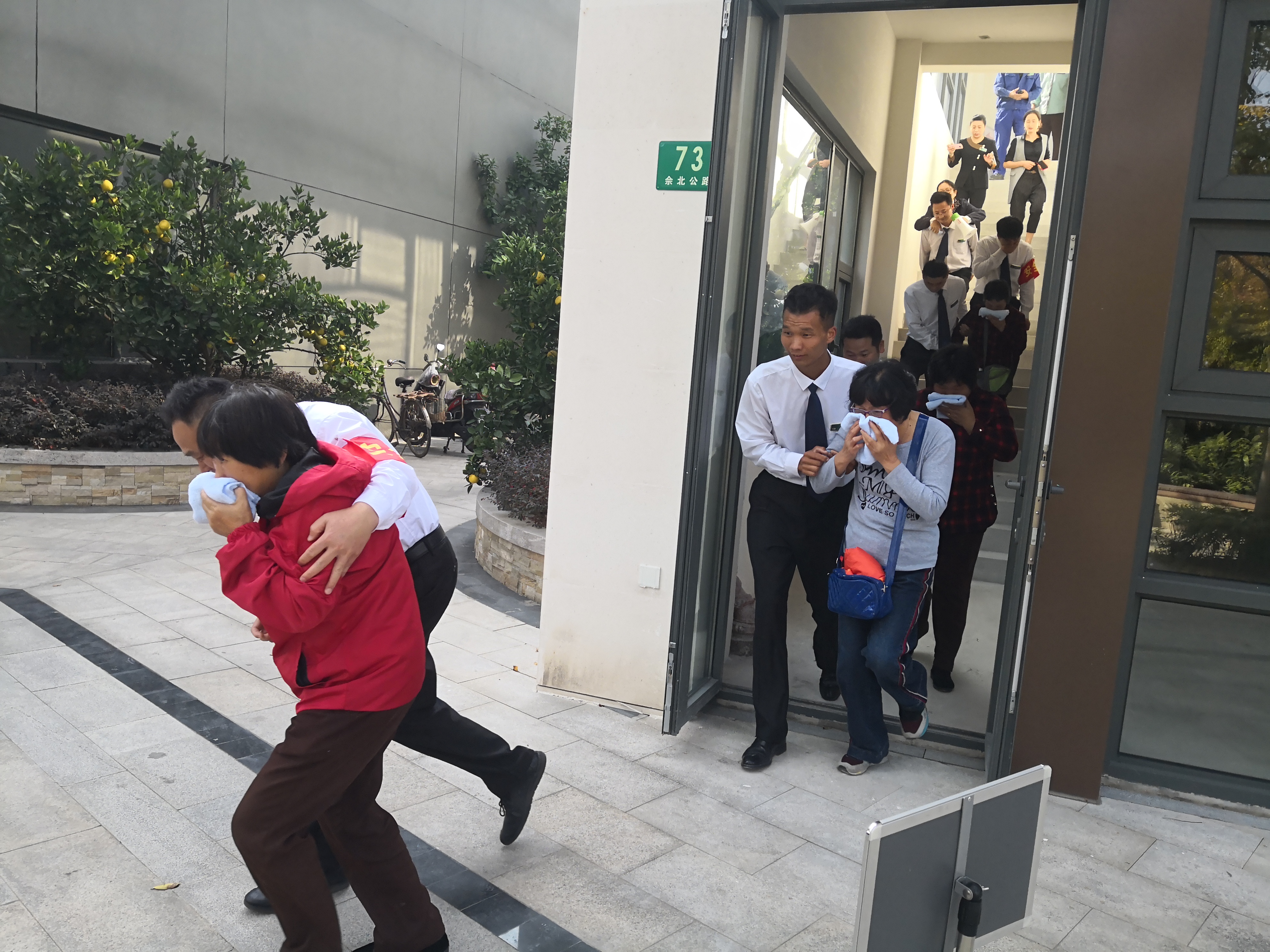 狮城怡安佘山雅泾轩物业服务中心联合居委会开展消防演练