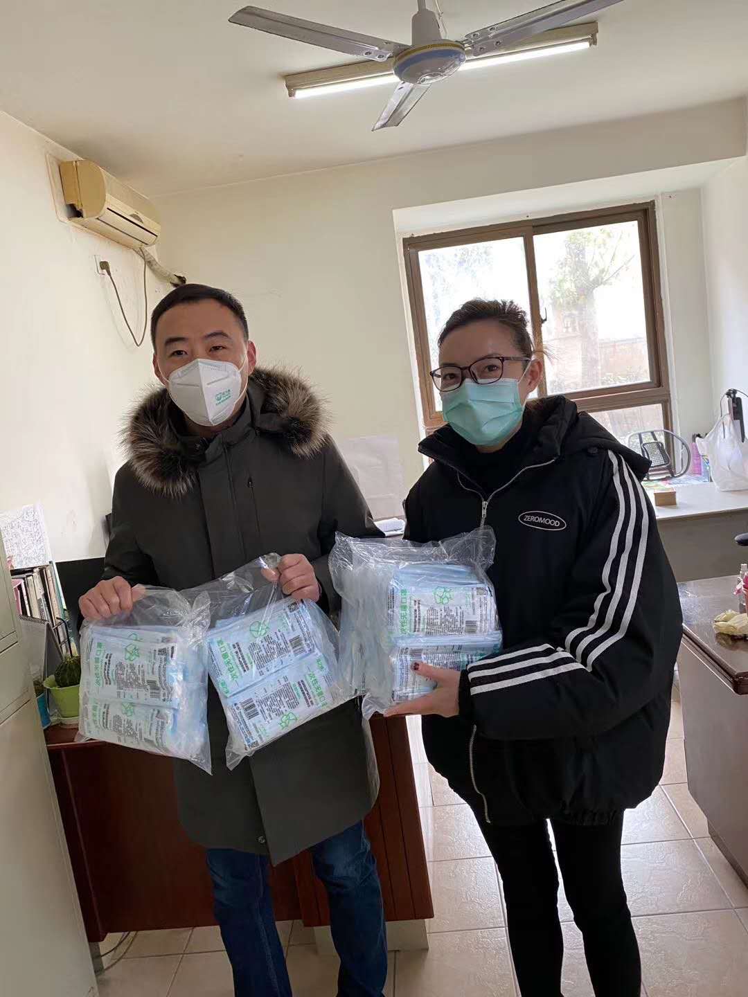 并肩的战“疫”,暖心的投递! 并肩的战“疫”,暖心的投递!