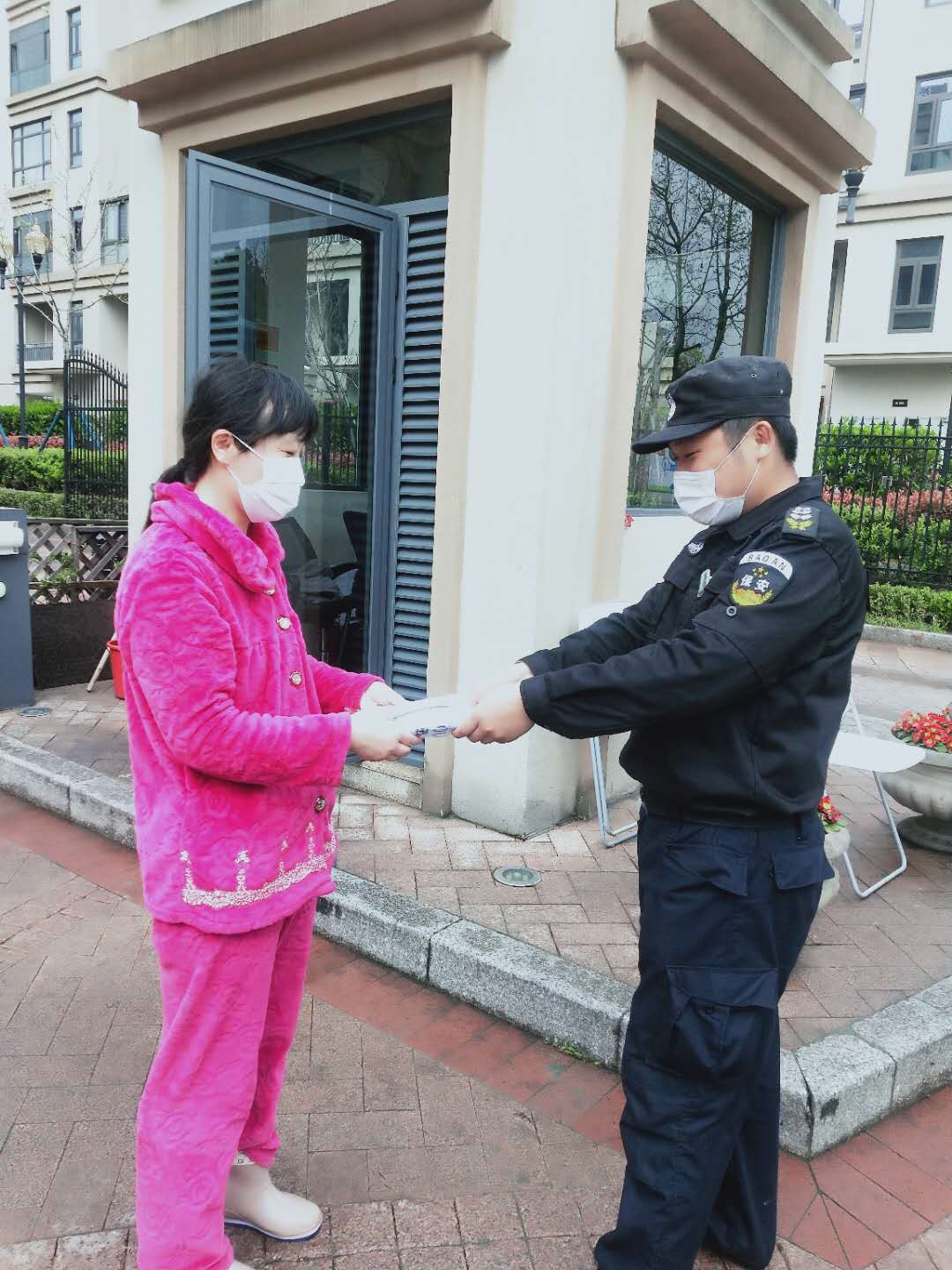 并肩的战“疫”，暖心的投递！