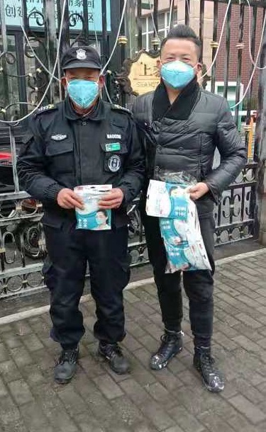 并肩的战“疫”,暖心的投递! 并肩的战“疫”,暖心的投递!