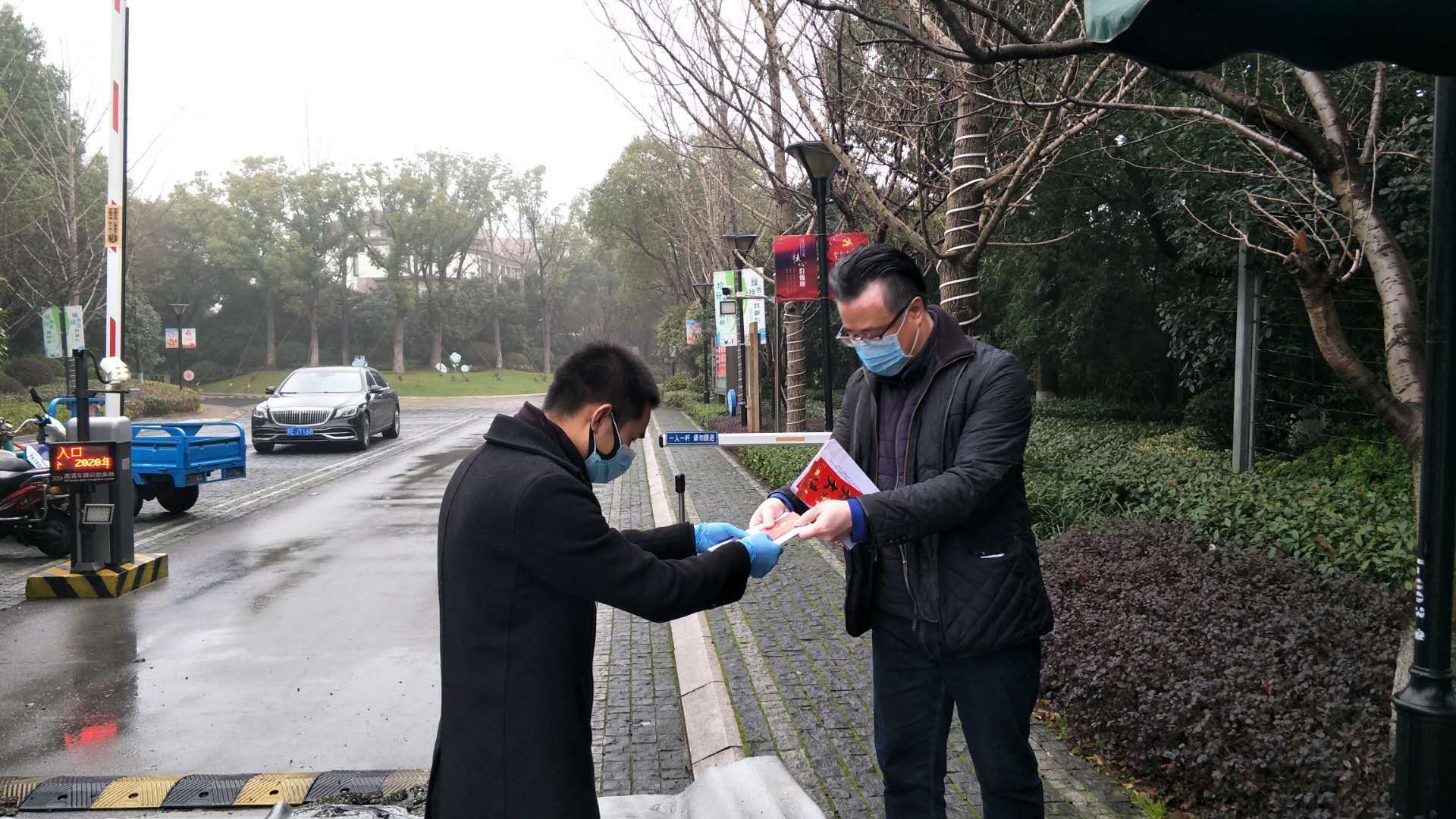 并肩的战“疫”,暖心的投递! 并肩的战“疫”,暖心的投递!